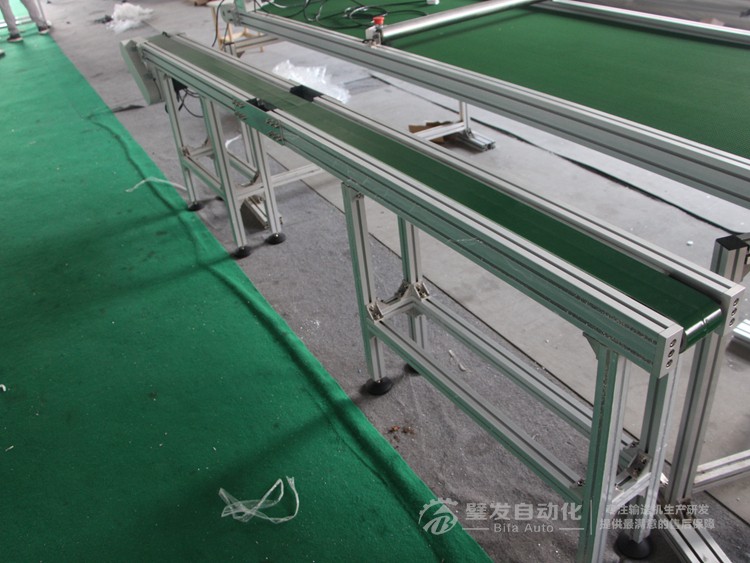 加防跑偏導(dǎo)條中間斷開(kāi)小型非標(biāo)皮帶輸送機(jī) 加防跑偏導(dǎo)條中間斷開(kāi)小型非標(biāo)皮帶輸送機(jī)