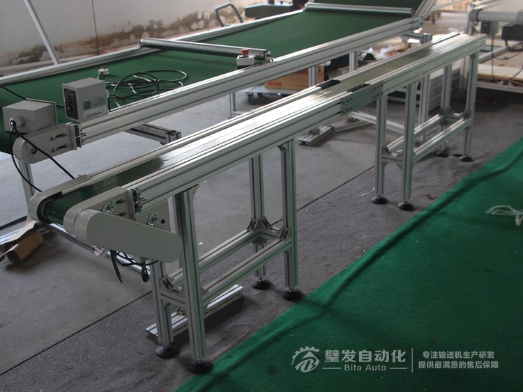 加防跑偏導(dǎo)條中間斷開(kāi)小型非標(biāo)皮帶輸送機(jī) 加防跑偏導(dǎo)條中間斷開(kāi)小型非標(biāo)皮帶輸送機(jī)