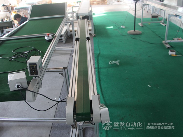 加防跑偏導(dǎo)條中間斷開(kāi)小型非標(biāo)皮帶輸送機(jī) 加防跑偏導(dǎo)條中間斷開(kāi)小型非標(biāo)皮帶輸送機(jī)