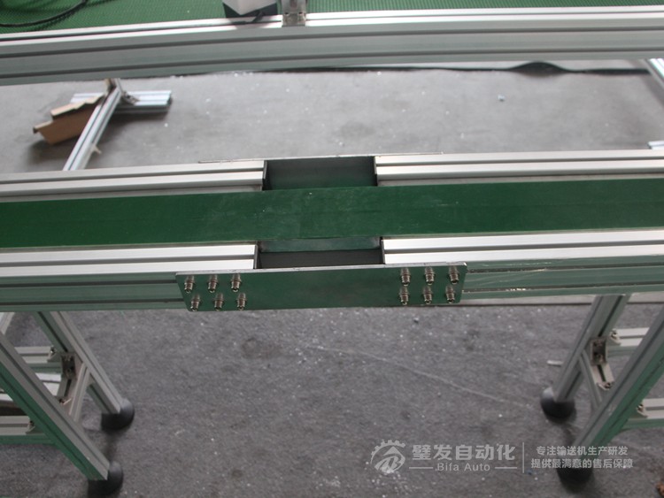 加防跑偏導(dǎo)條中間斷開(kāi)小型非標(biāo)皮帶輸送機(jī) 加防跑偏導(dǎo)條中間斷開(kāi)小型非標(biāo)皮帶輸送機(jī)