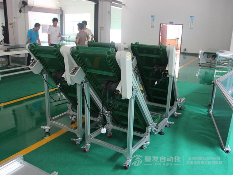 壓輪加護罩低端帶平臺裙邊擋板小型爬坡輸送機 壓輪加護罩低端帶平臺裙邊擋板小型爬坡輸送機