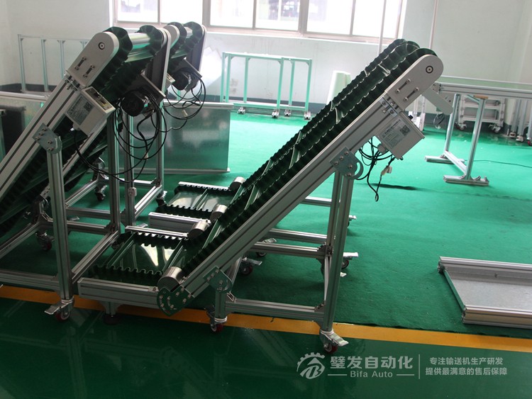 壓輪加護罩低端帶平臺裙邊擋板小型爬坡輸送機 壓輪加護罩低端帶平臺裙邊擋板小型爬坡輸送機