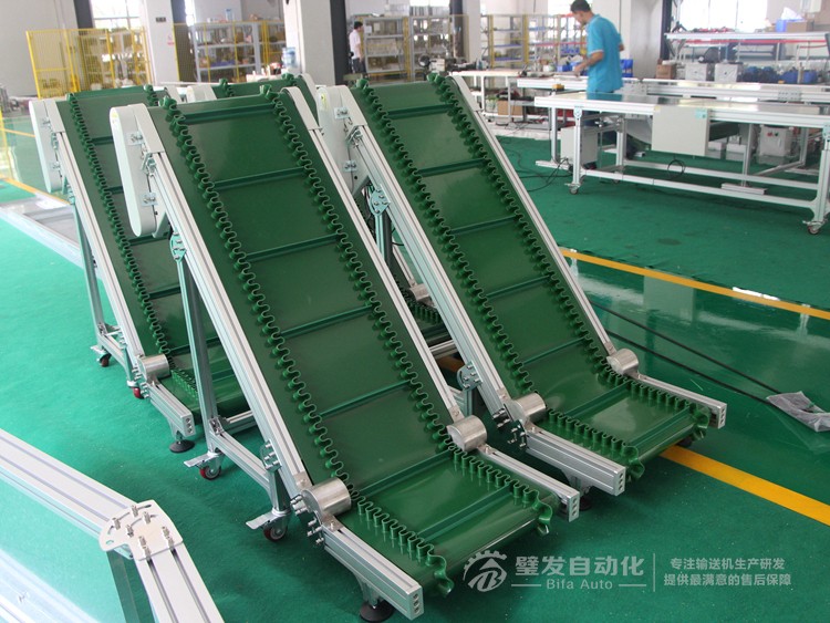 壓輪加護罩低端帶平臺裙邊擋板小型爬坡輸送機 壓輪加護罩低端帶平臺裙邊擋板小型爬坡輸送機