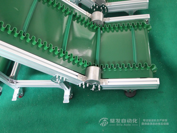 壓輪加護罩低端帶平臺裙邊擋板小型爬坡輸送機 壓輪加護罩低端帶平臺裙邊擋板小型爬坡輸送機