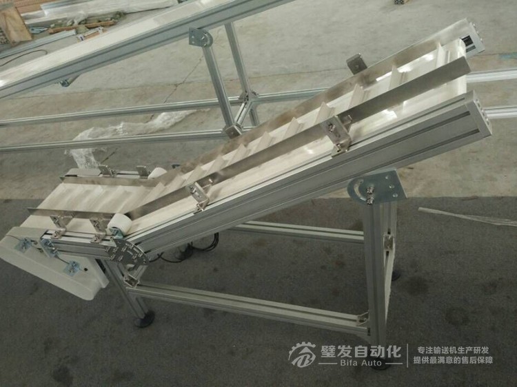 非標不銹鋼擋邊白色PVC流水線小型爬坡輸送機 非標不銹鋼擋邊白色PVC流水線小型爬坡輸送機