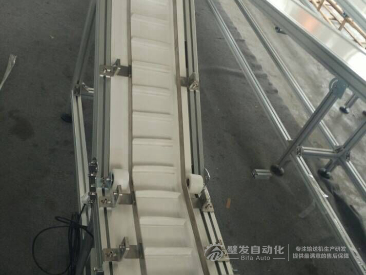 非標不銹鋼擋邊白色PVC流水線小型爬坡輸送機 非標不銹鋼擋邊白色PVC流水線小型爬坡輸送機