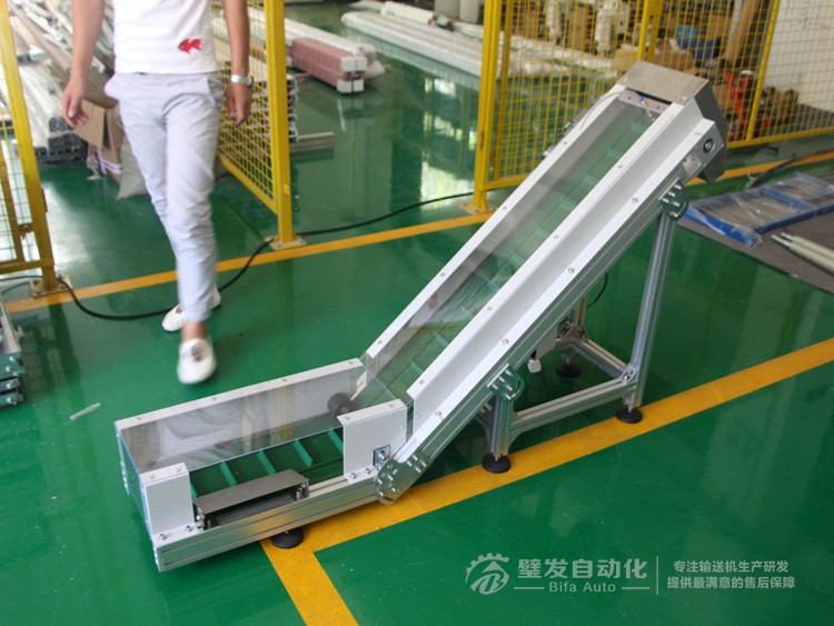 低端加平臺導條擋板上方加透明亞克力護罩爬坡皮帶輸送機 低端加平臺導條擋板上方加透明亞克力護罩爬坡皮帶輸送機