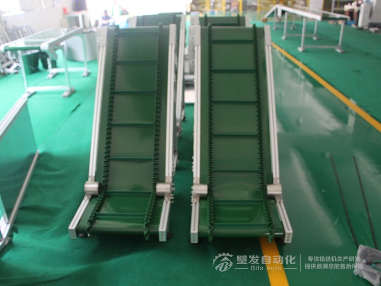 低端帶平臺裙邊擋板小型爬坡輸送機(jī) 低端帶平臺裙邊擋板小型爬坡輸送機(jī)