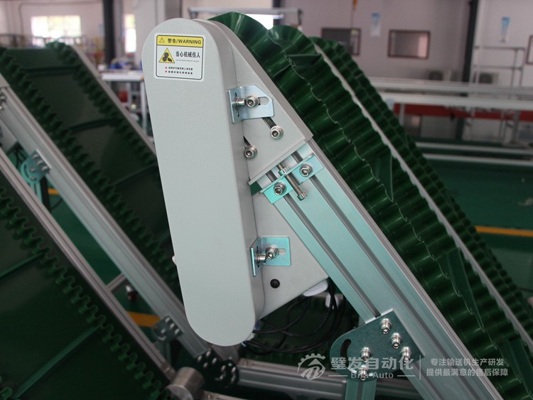 低端帶平臺裙邊擋板小型爬坡輸送機(jī) 低端帶平臺裙邊擋板小型爬坡輸送機(jī)