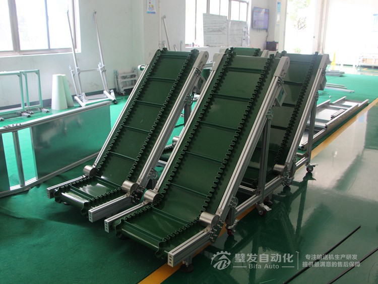 低端帶平臺裙邊擋板小型爬坡輸送機(jī) 低端帶平臺裙邊擋板小型爬坡輸送機(jī)