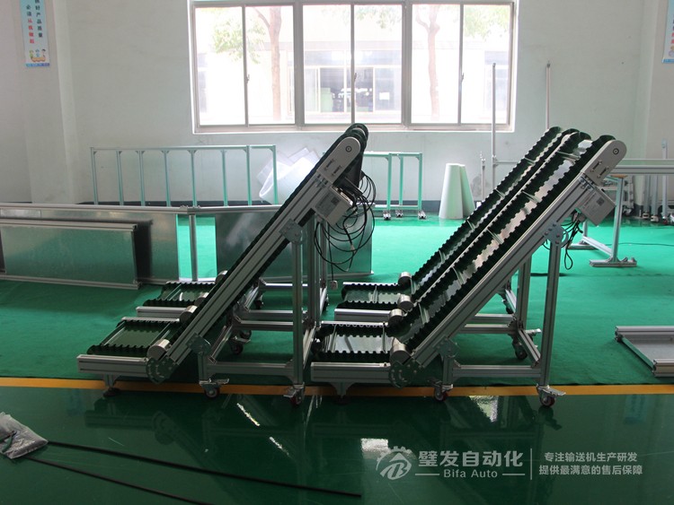 低端帶平臺裙邊擋板小型爬坡輸送機(jī) 低端帶平臺裙邊擋板小型爬坡輸送機(jī)