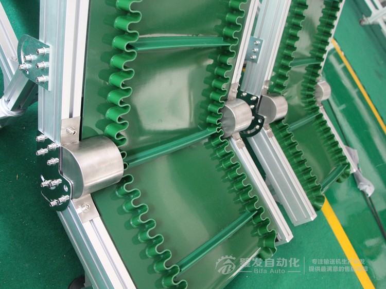 低端帶平臺裙邊擋板小型爬坡輸送機(jī) 低端帶平臺裙邊擋板小型爬坡輸送機(jī)