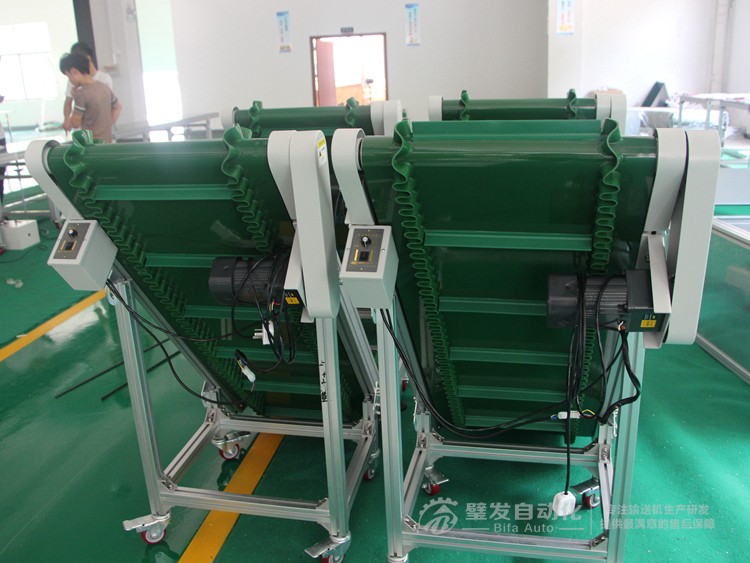 低端帶平臺裙邊擋板小型爬坡輸送機(jī) 低端帶平臺裙邊擋板小型爬坡輸送機(jī)