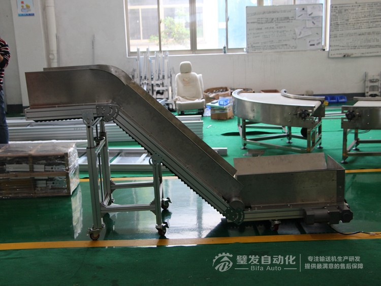 即加裙邊擋板又加鍍鋅擋邊Z字形爬坡輸送機 即加裙邊擋板又加鍍鋅擋邊Z字形爬坡輸送機