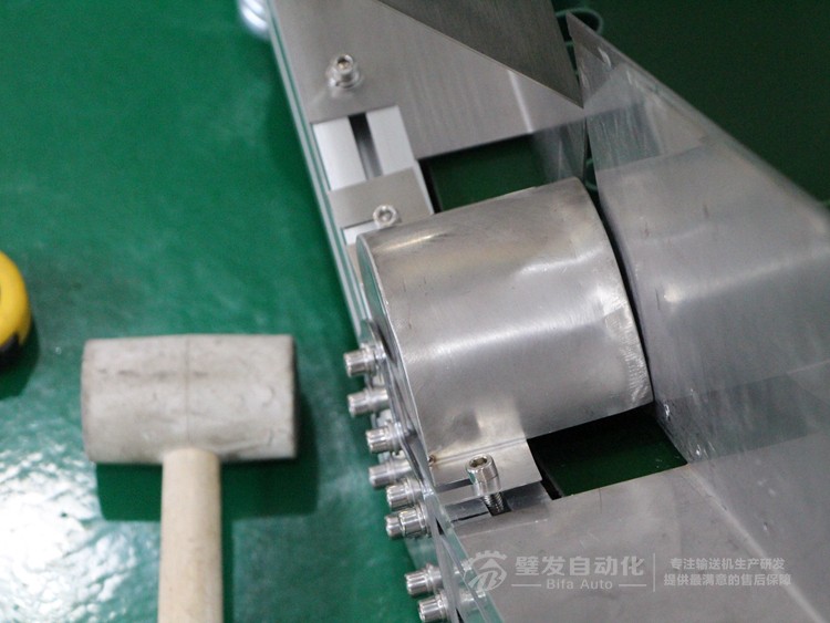 即加裙邊擋板又加鍍鋅擋邊Z字形爬坡輸送機 即加裙邊擋板又加鍍鋅擋邊Z字形爬坡輸送機