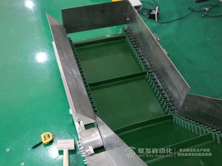 即加裙邊擋板又加鍍鋅擋邊Z字形爬坡輸送機 即加裙邊擋板又加鍍鋅擋邊Z字形爬坡輸送機