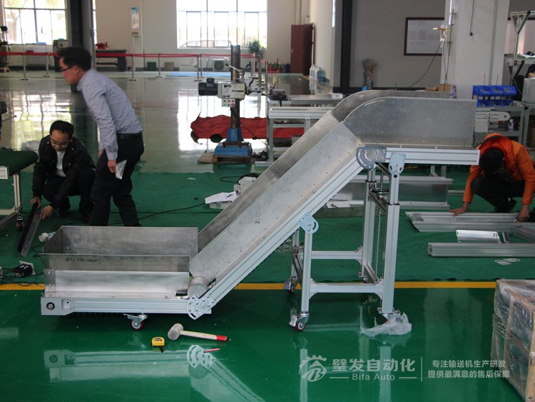 即加裙邊擋板又加鍍鋅擋邊Z字形爬坡輸送機 即加裙邊擋板又加鍍鋅擋邊Z字形爬坡輸送機