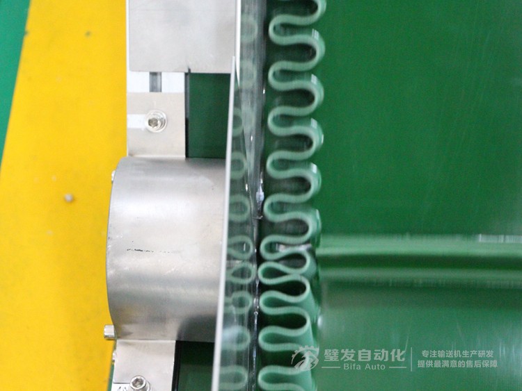 即加裙邊擋板又加鍍鋅擋邊Z字形爬坡輸送機 即加裙邊擋板又加鍍鋅擋邊Z字形爬坡輸送機