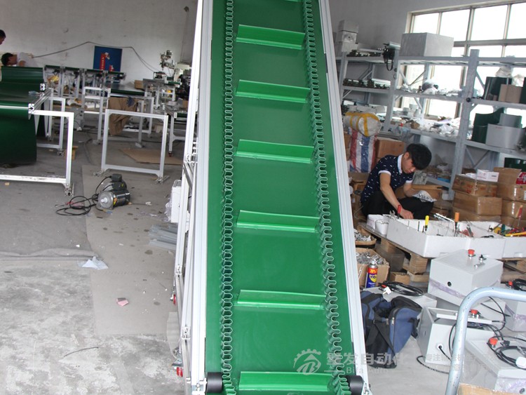 裙邊擋板爬坡輸送機 裙邊擋板爬坡輸送機